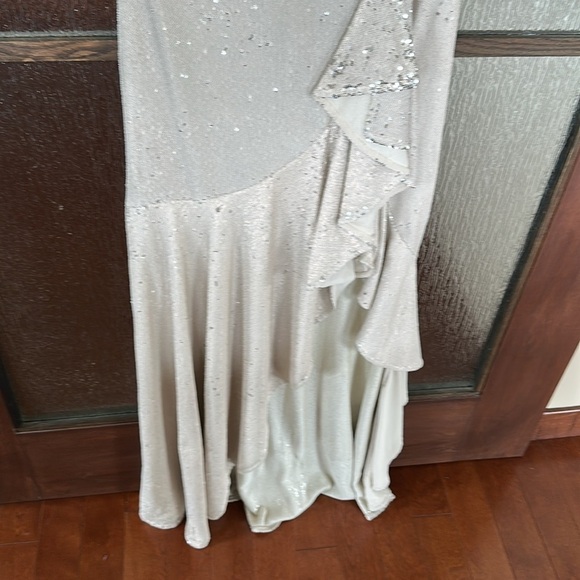 Badgley Mischka Taupe Silver Sequin Plunging V-Neck Ruffle Side Slit Gown 12 - Picture 10 of 14